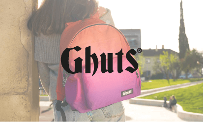 Rapariga com mochila da Ghuts às costas 
